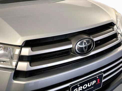 Used 2019 Toyota Highlander XLE FWD image 29