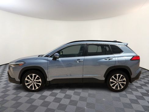 Used 2023 Toyota Corolla Cross XLE w/ Convenience Package image 2