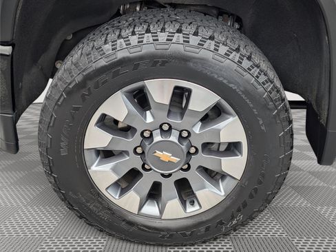 Used 2022 Chevrolet Silverado 2500 Custom w/ Custom Value Package AWD/4WD image 11
