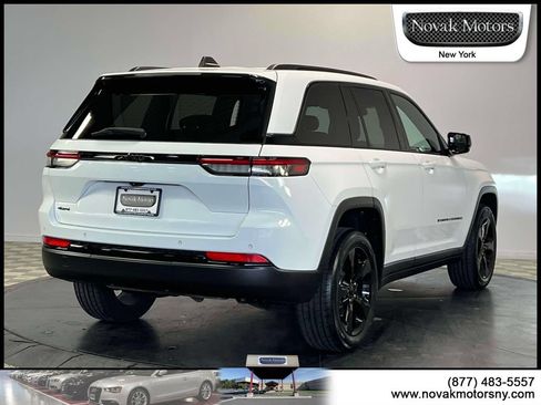 Used 2023 Jeep Grand Cherokee Altitude AWD/4WD image 8