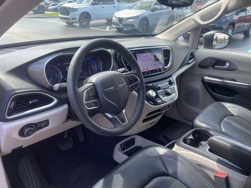 Used 2023 Chrysler Pacifica Touring-L FWD image 14