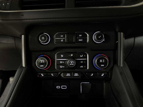 Used 2023 Chevrolet Suburban LT w/ Luxury Package image 23