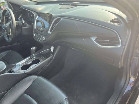 Used 2016 Chevrolet Malibu LT w/ Leather Package FWD image 4