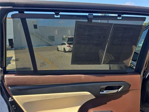 Used 2022 Toyota Highlander XLE image 11