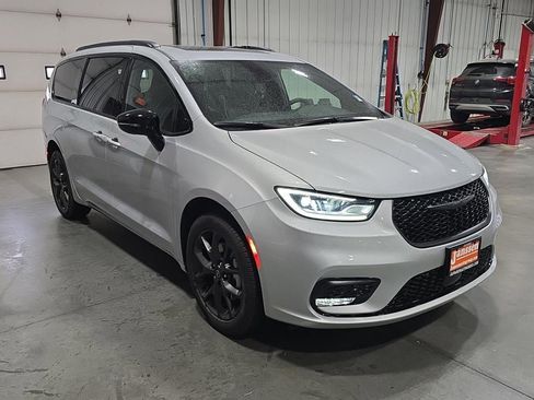 New 2026 Chrysler Pacifica Limited w/ S Appearance Package image 6