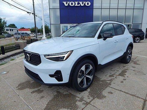 New 2026 Volvo XC40 B5 Plus w/ Protection Package Premier AWD/4WD image 3
