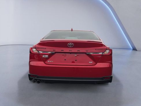 Used 2025 Toyota Camry SE image 4