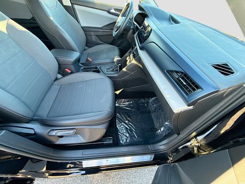 Used 2023 Volkswagen Taos SE w/ Panoramic Sunroof Package image 13