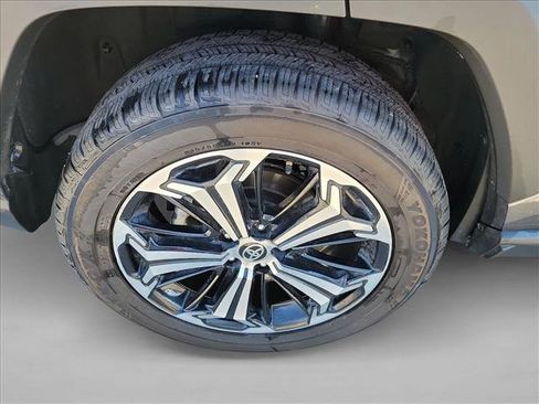 Used 2021 Toyota RAV4 LE image 11