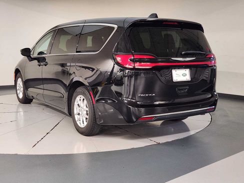 Used 2023 Chrysler Pacifica Touring-L FWD image 6