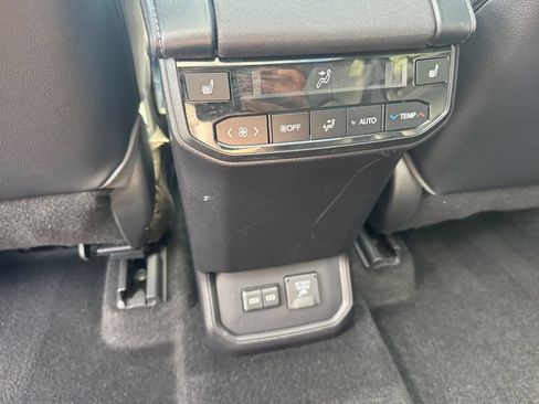 Used 2023 Toyota Highlander Platinum AWD/4WD image 19