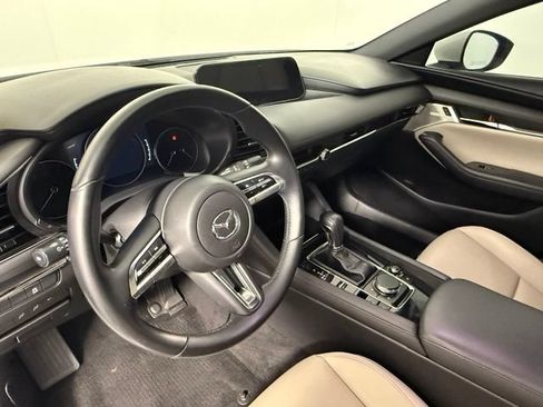 Used 2019 MAZDA MAZDA3 Hatchback w/ Preferred Package FWD image 16