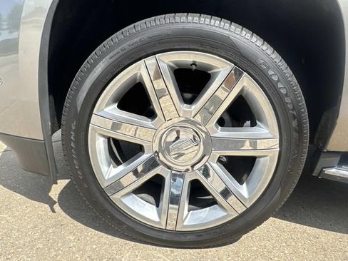 Used 2019 Cadillac Escalade Luxury AWD/4WD image 9