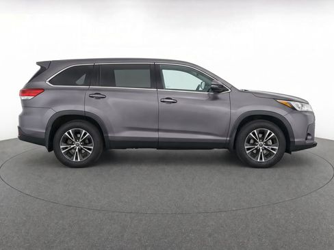 Used 2019 Toyota Highlander LE FWD image 11