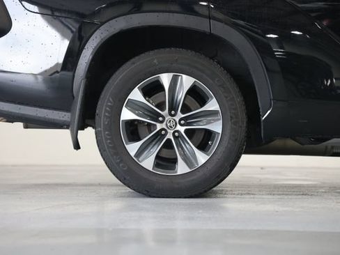 Used 2021 Toyota Highlander XLE AWD/4WD image 19