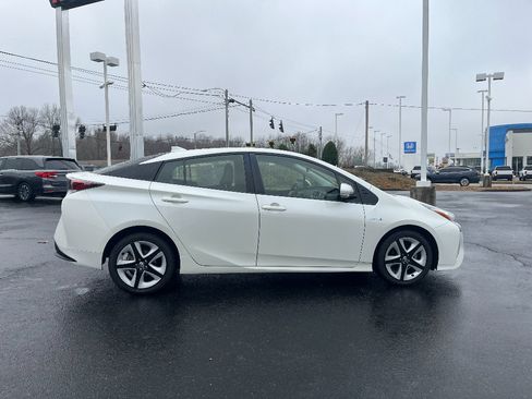 Used 2016 Toyota Prius Three Touring image 9