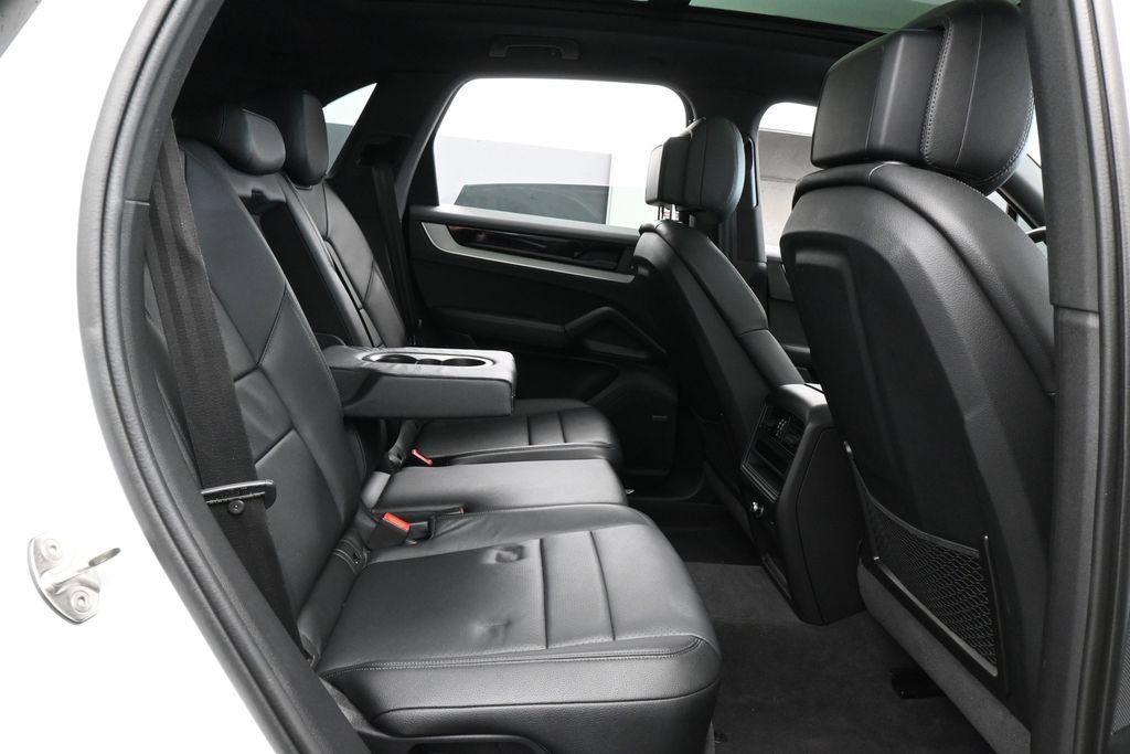 Used 2025 Porsche Cayenne AWD/4WD image 48