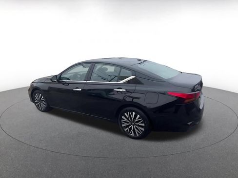 Used 2025 Nissan Altima 2.5 SV FWD image 10