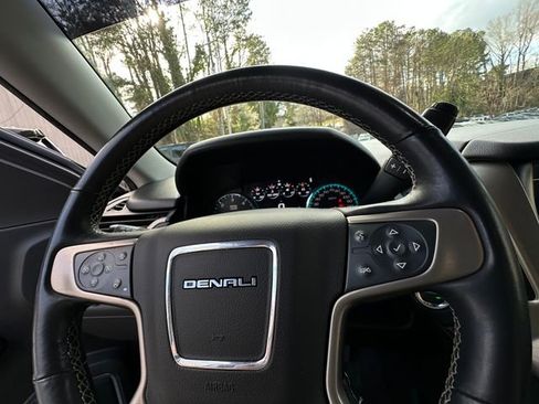 Used 2020 GMC Yukon XL Denali image 23