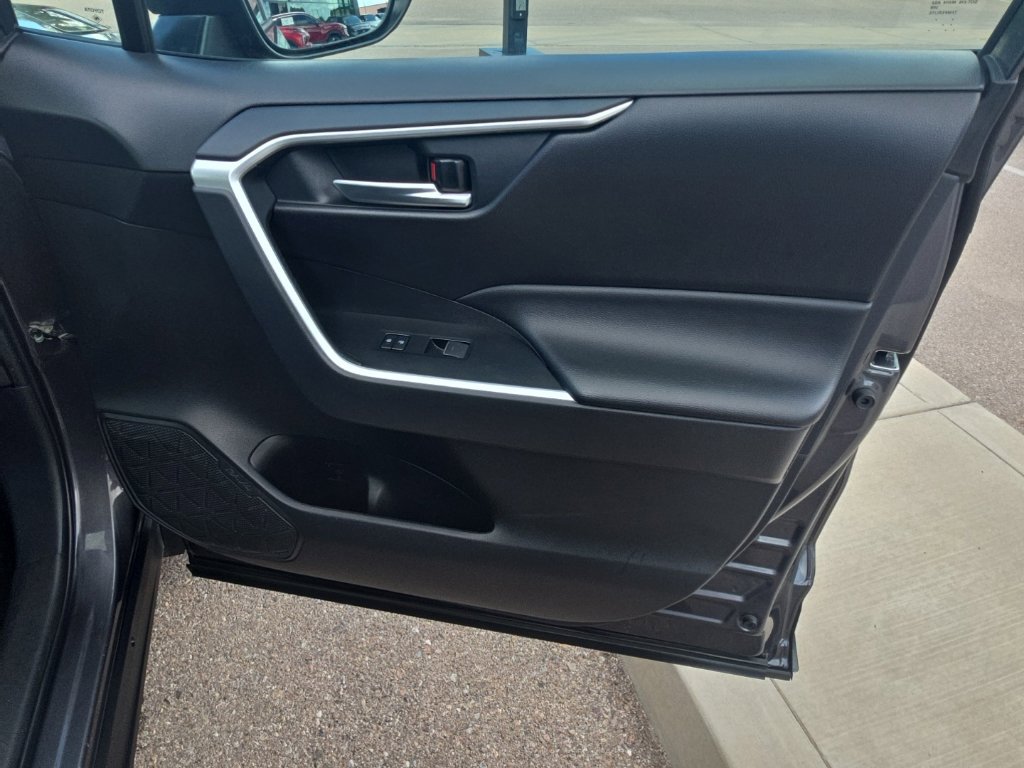 Used 2025 Toyota RAV4 XLE AWD/4WD image 16