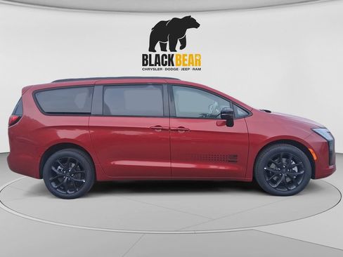 New 2027 Chrysler Pacifica Select AWD/4WD image 2