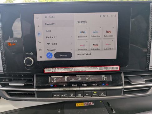 Used 2025 Toyota Sienna LE w/ LE Plus Package FWD image 19
