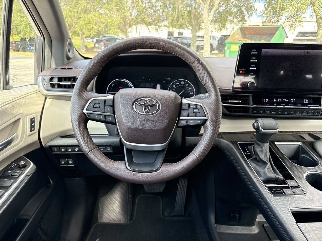 Used 2023 Toyota Sienna Platinum AWD/4WD image 27