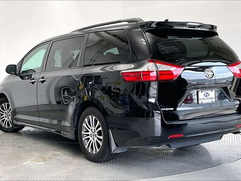 Used 2019 Toyota Sienna XLE w/ XLE Navigation Package FWD image 12