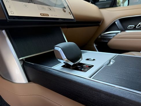 Certified 2025 Land Rover Range Rover SE AWD/4WD image 18