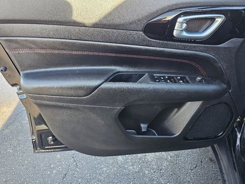 Used 2025 Jeep Compass Trailhawk image 29