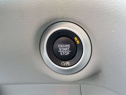 Used 2023 Chrysler Pacifica Touring-L FWD image 28
