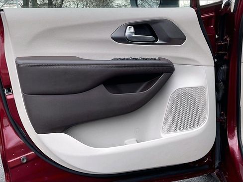 Used 2017 Chrysler Pacifica Touring w/ Tire & Wheel Group image 25