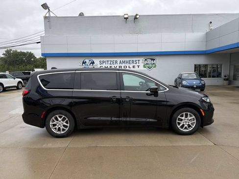 Used 2025 Chrysler Pacifica Select FWD image 11