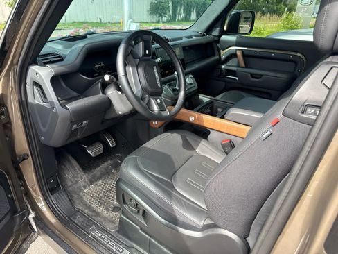 Used 2023 Land Rover Defender 90 X AWD/4WD image 11