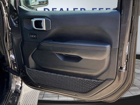 Used 2025 Jeep Wrangler Sahara AWD/4WD image 27