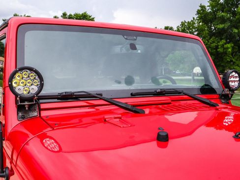 Used 2015 Jeep Wrangler Unlimited Sahara w/ Connectivity Group AWD/4WD image 14