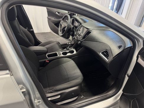 Used 2018 Chevrolet Cruze LT FWD image 16