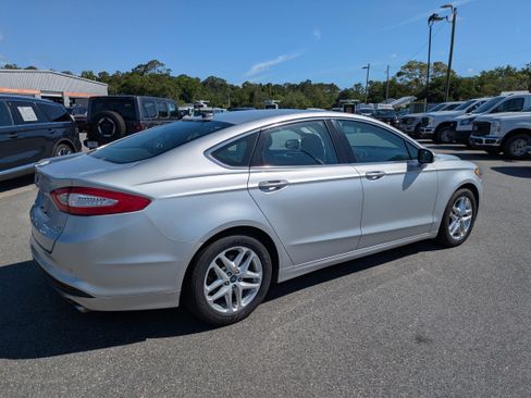 Used 2013 Ford Fusion SE FWD image 4