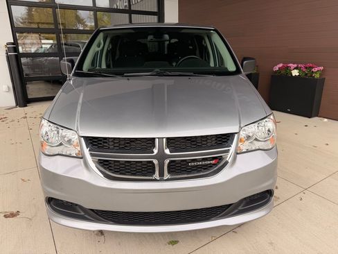 Used 2018 Dodge Grand Caravan SE image 2