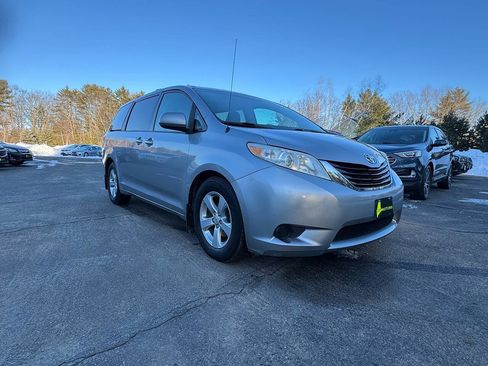 Used 2012 Toyota Sienna LE w/ Towing Pkg image 6