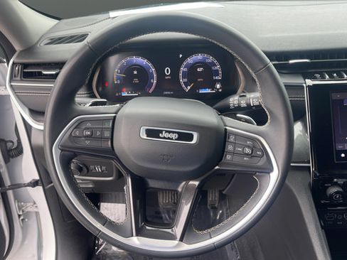 Used 2022 Jeep Grand Cherokee L Laredo w/ Luxury Tech Group I AWD/4WD image 17
