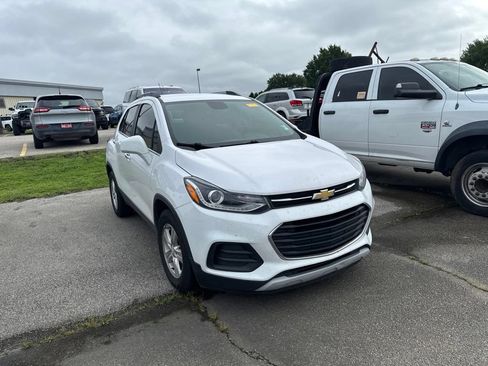 Used 2019 Chevrolet Trax LT w/ LT Convenience Package FWD image 2
