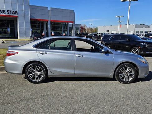 Used 2015 Toyota Camry LE image 12