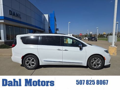 Used 2023 Chrysler Pacifica Limited FWD image 1