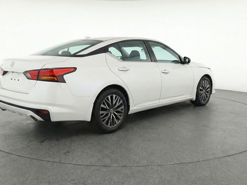 Used 2025 Nissan Altima 2.5 SV image 9