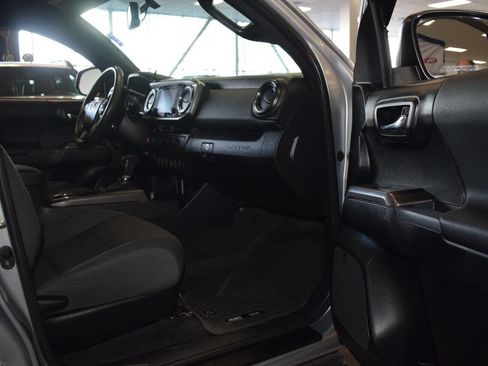 Used 2017 Toyota Tacoma TRD Off-Road image 24