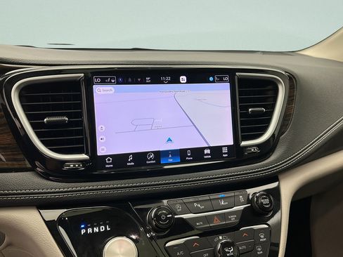 Used 2023 Chrysler Pacifica Limited FWD image 18