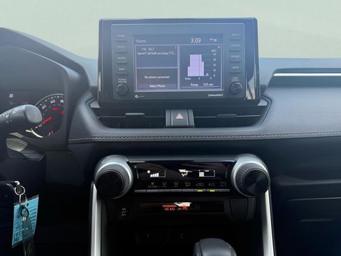 Used 2021 Toyota RAV4 LE image 18