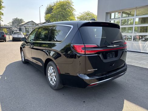 Used 2024 Chrysler Pacifica Touring-L FWD image 3