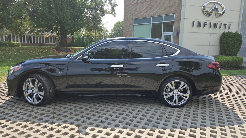 Used 2017 INFINITI Q70 3.7 w/ Sport Package AWD/4WD image 9